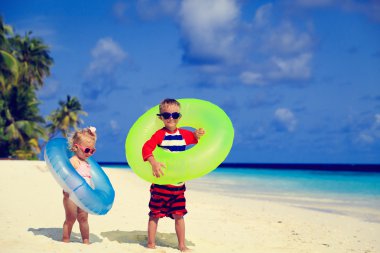 sevimli küçük çocuk ve bebek kız oyun beach