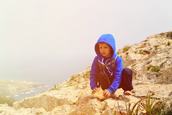 Menino escalando nas montanhas — Fotografia de Stock