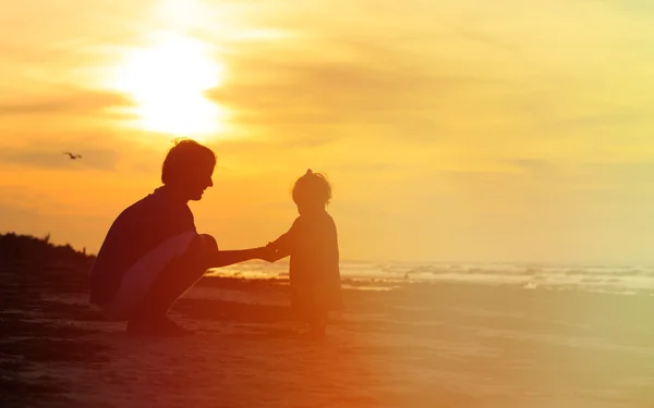 Padre e figlioletta silhouette al tramonto — Foto Stock