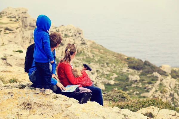 Семья с двумя детьми путешествуют в горах — стоковое фото