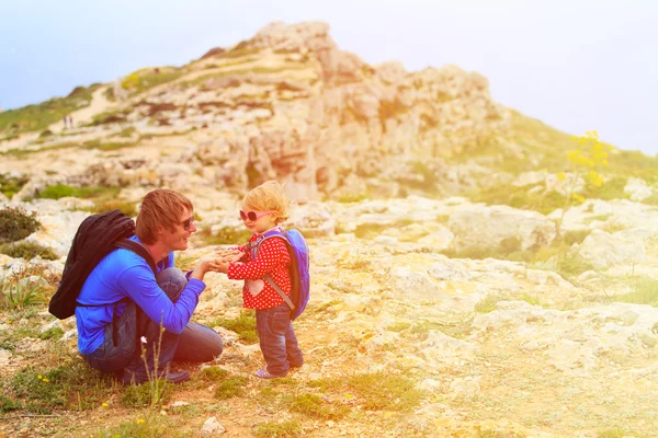 Père et petite fille randonnée en montagne — Photo