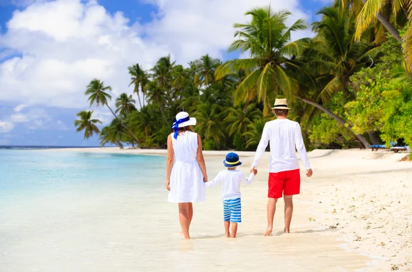 Gezin met kind lopen op tropisch strand — Stockfoto