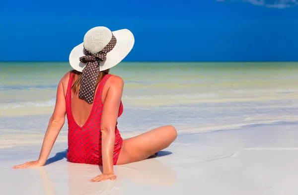 Mujer joven relajarse en la playa de verano —  Fotos de Stock