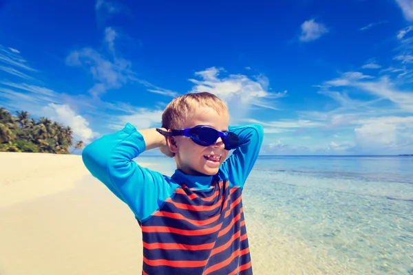 Kumsalda mutlu çocuk yüzme gözlüğü — Stok fotoğraf