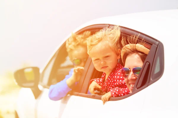 Anne ile oğlu ve kızı seyahat araba ile — Stok fotoğraf