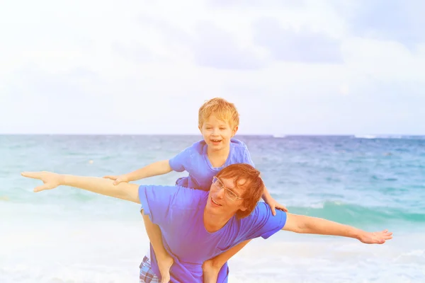 父亲和儿子在沙滩上飞 — 图库照片