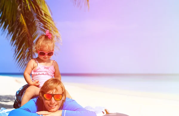 Buon padre e carina figlioletta in spiaggia — Foto Stock