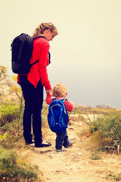 Madre e hija viajan en las montañas — Foto de Stock