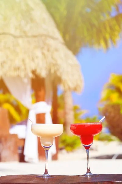 Dwa koktajle na tropikalnej plaży piasek luksusowe — Zdjęcie stockowe