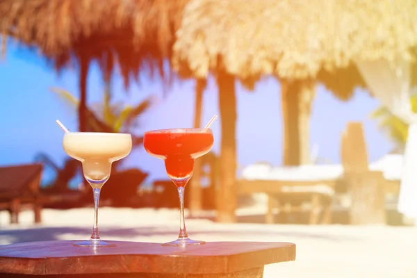 在豪华热带沙滩上的两个鸡尾酒 — 图库照片