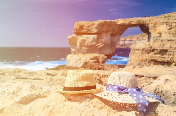 Dos sombreros en Azure Window en Gozo Island — Foto de Stock