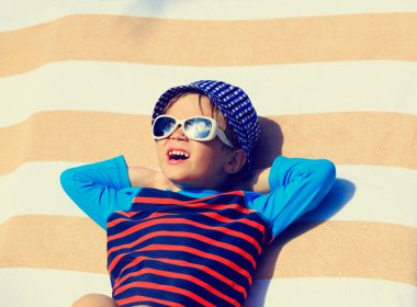 sevimli küçük çocuk havlu plajda yatan