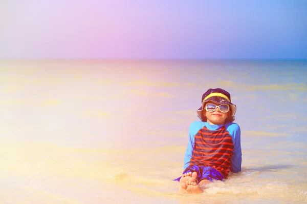 Kleine jongen ontspannen op zomer tropisch strand — Stockfoto