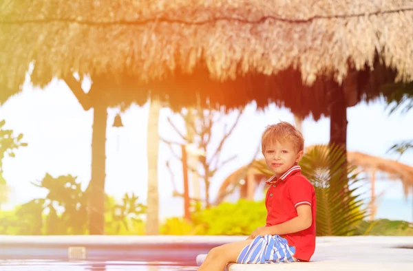 Bonito menino brincando na piscina na praia — Fotografia de Stock