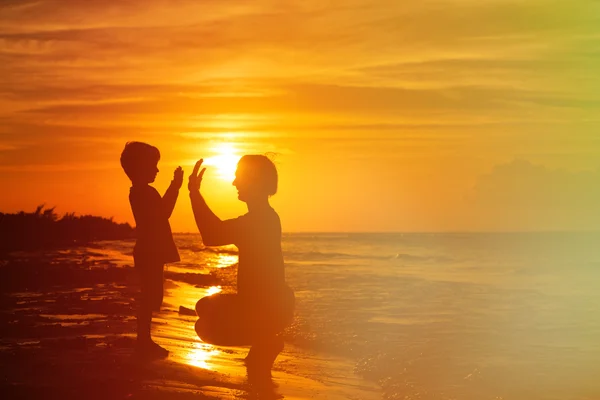 Père et fils jouant au coucher du soleil — Photo