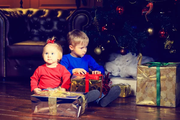 Παιδιά άνοιγμα παρουσιάζει στο χριστουγεννιάτικο σπίτι — Φωτογραφία Αρχείου
