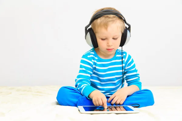 Kleiner Junge mit Headset über Touchpad — Stockfoto