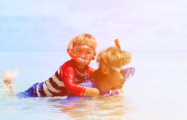 Šťastný otec a syn potápění na pláži — Stock fotografie
