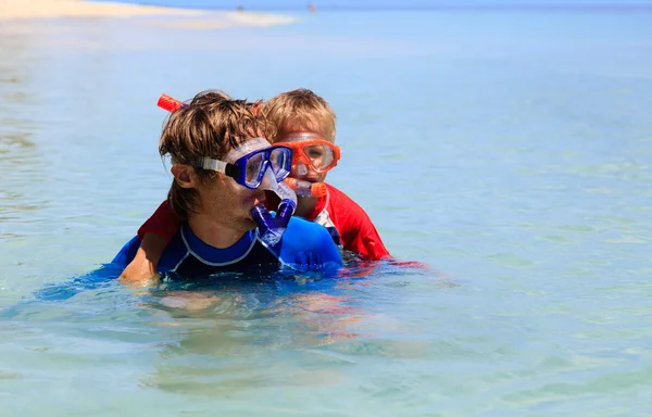Feliz pai e filho snorkeling na praia — Fotografia de Stock