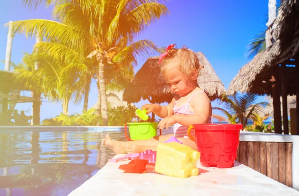 Roztomilé batole dívka hraje v bazénu na pláži — Stock fotografie