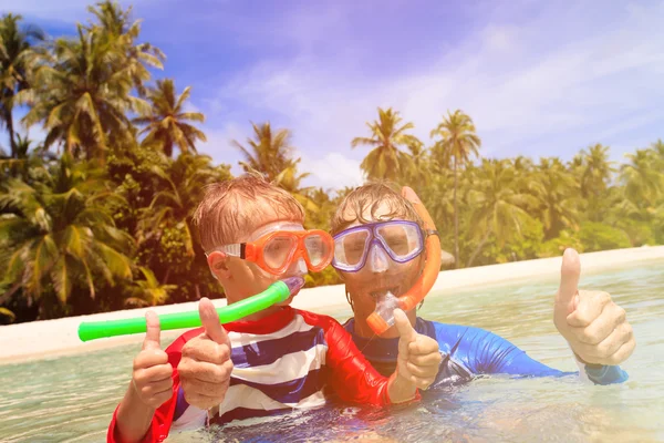 Heureux père et fils plongée avec tuba sur la plage — Photo