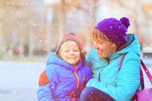어머니와 아들 도시에서 겨울을 즐길 수 — 스톡 사진