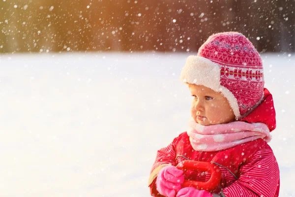 Schattig gelukkig beetje meisje spelen in de winter — Stockfoto