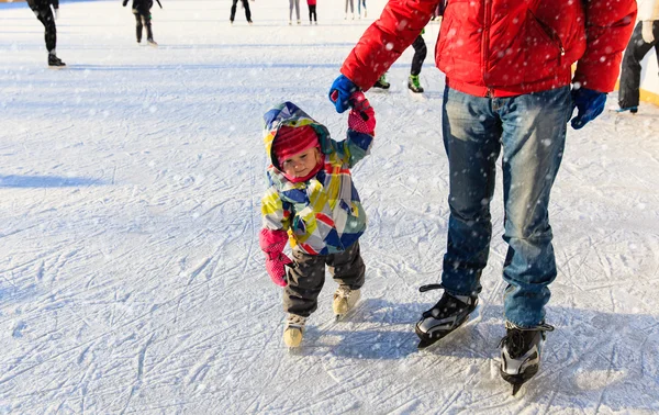 Πατέρας και παιδί που μαθαίνει να κάνει πατινάζ το χειμώνα — Φωτογραφία Αρχείου