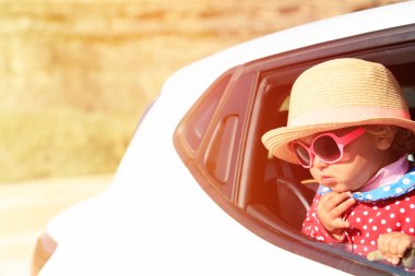 sevimli küçük kız seyahat dağlarda araba ile