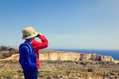 dağlarda hiking dürbün ile küçük çocuk