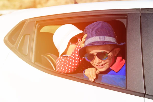 Happy little boy and girl travel by car — Stock Photo, Image