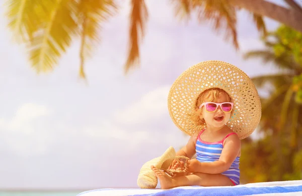 Cute little girl in big hat on summer beach — Stock Photo, Image