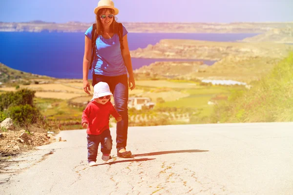 Mother and little daughter travel on scenic road — Stock Photo, Image