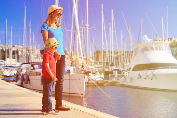 Mãe e filho no porto de Malta, viagens em família — Fotografia de Stock