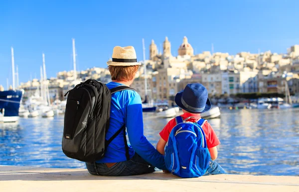 Pai e filho olhando para a cidade de Valetta, Malta — Fotografia de Stock