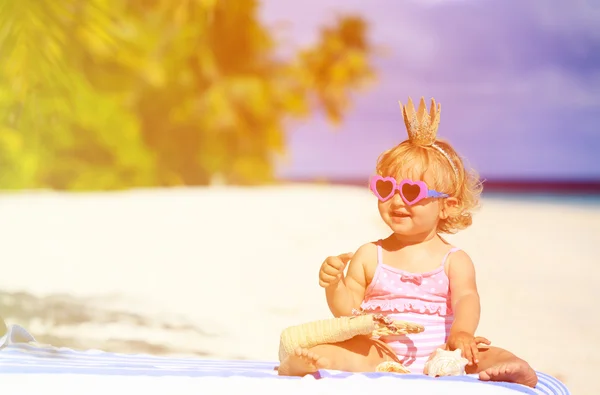 Bonito pequena princesa bebê na praia de verão — Fotografia de Stock