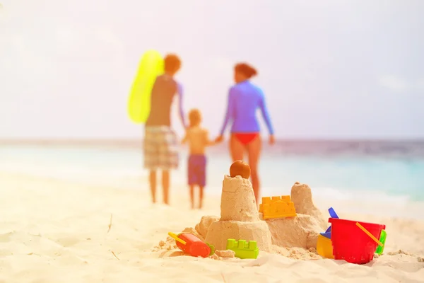 在热带海滩，家庭度假的沙堡 — 图库照片