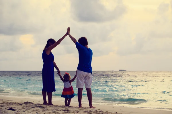 Gelukkige familie met kind plezier op sunset beach — Stockfoto
