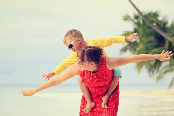 Moeder en zoon vliegen op het strand — Stockfoto
