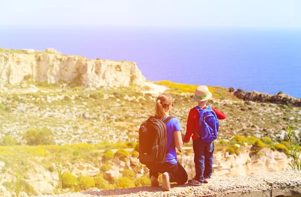 Mãe e filho viajam nas montanhas — Fotografia de Stock