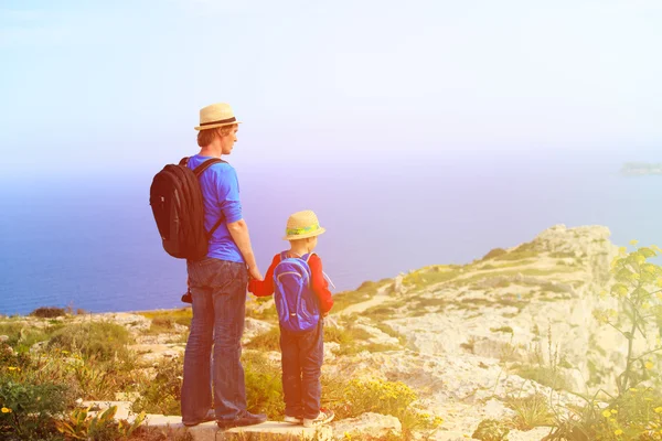 Padre e hijo viajan en las montañas — Foto de Stock