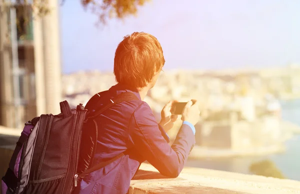 Turista tomando fotos en el teléfono móvil en Malta — Foto de Stock