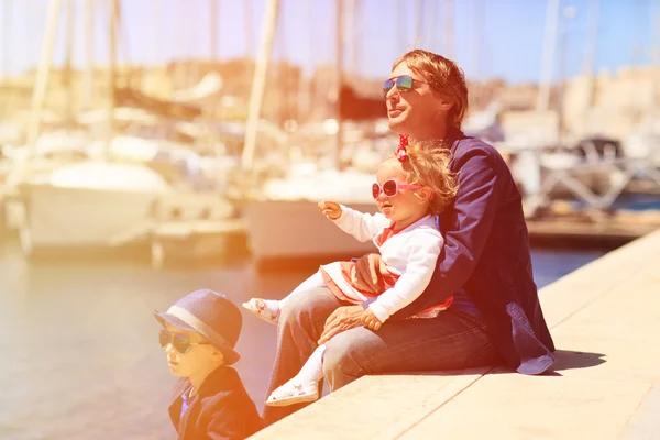 Отец и двое детей в порту Мальты — стоковое фото