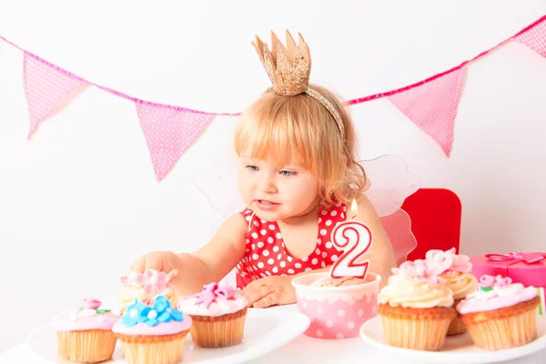Carina bambina con dolci alla festa di compleanno — Foto Stock