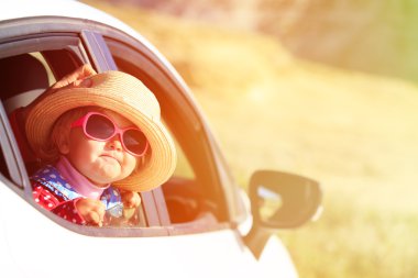 sevimli küçük kız seyahat dağlarda araba ile