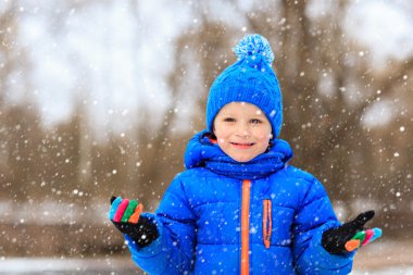 küçük çocuk zevk kış doğada ilk kar
