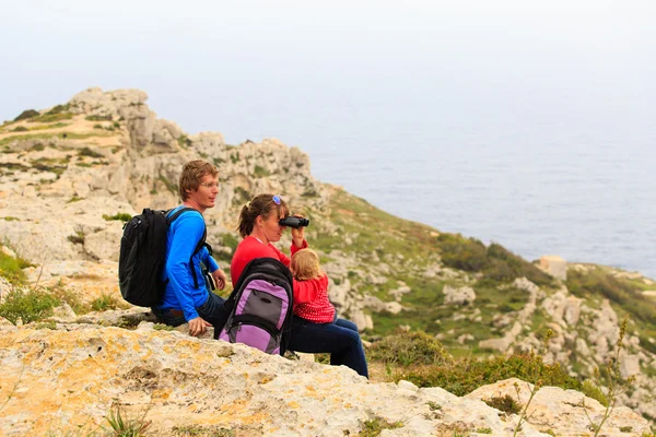 Familj med litet barn reser i natursköna berg — Stockfoto