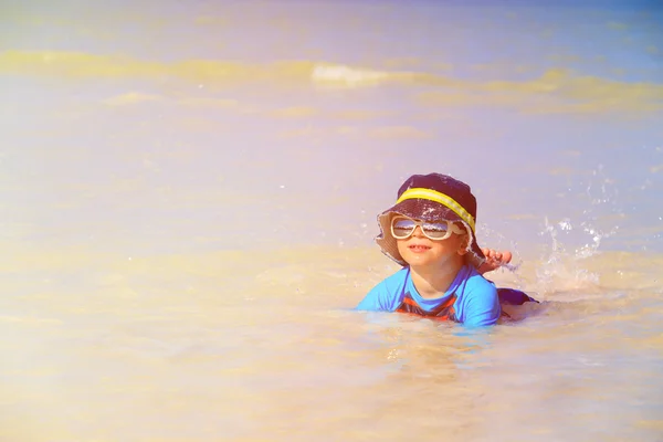 Mignon petit garçon se détendre sur la plage d'été — Photo