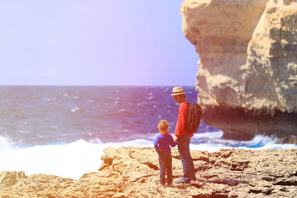 Pai e filho olhando para montanhas cênicas — Fotografia de Stock