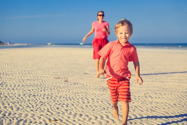 Szczęśliwy chłopczyk z matki na plaży — Zdjęcie stockowe